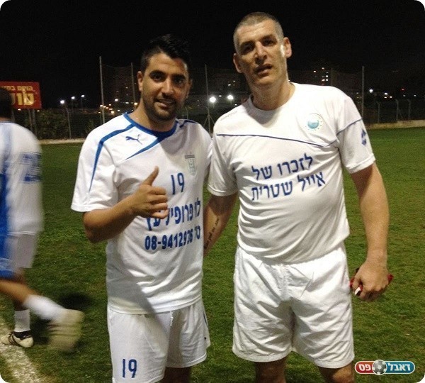 היה אחראי על השער של עקרון.משה פרץ מימין